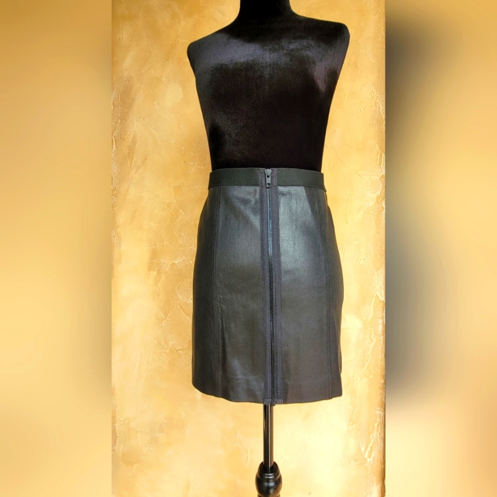 THEORY BLACK LEATHER MINI SKIRT. ZIP FRONT. SIZE 2 NWT